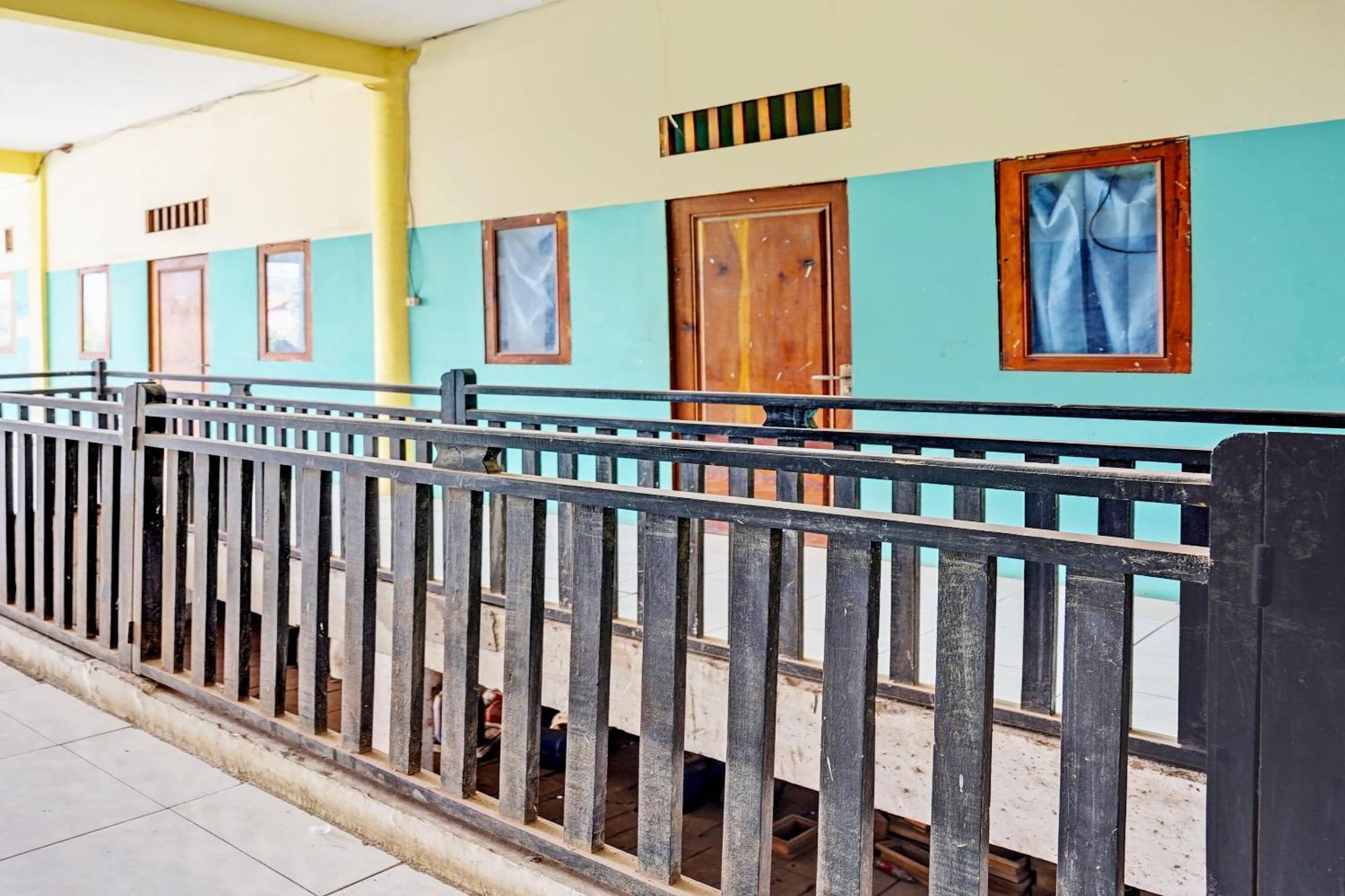 Oyo Life 93037 Nova Jaya Homestay Syariah Lamongan 外观 照片