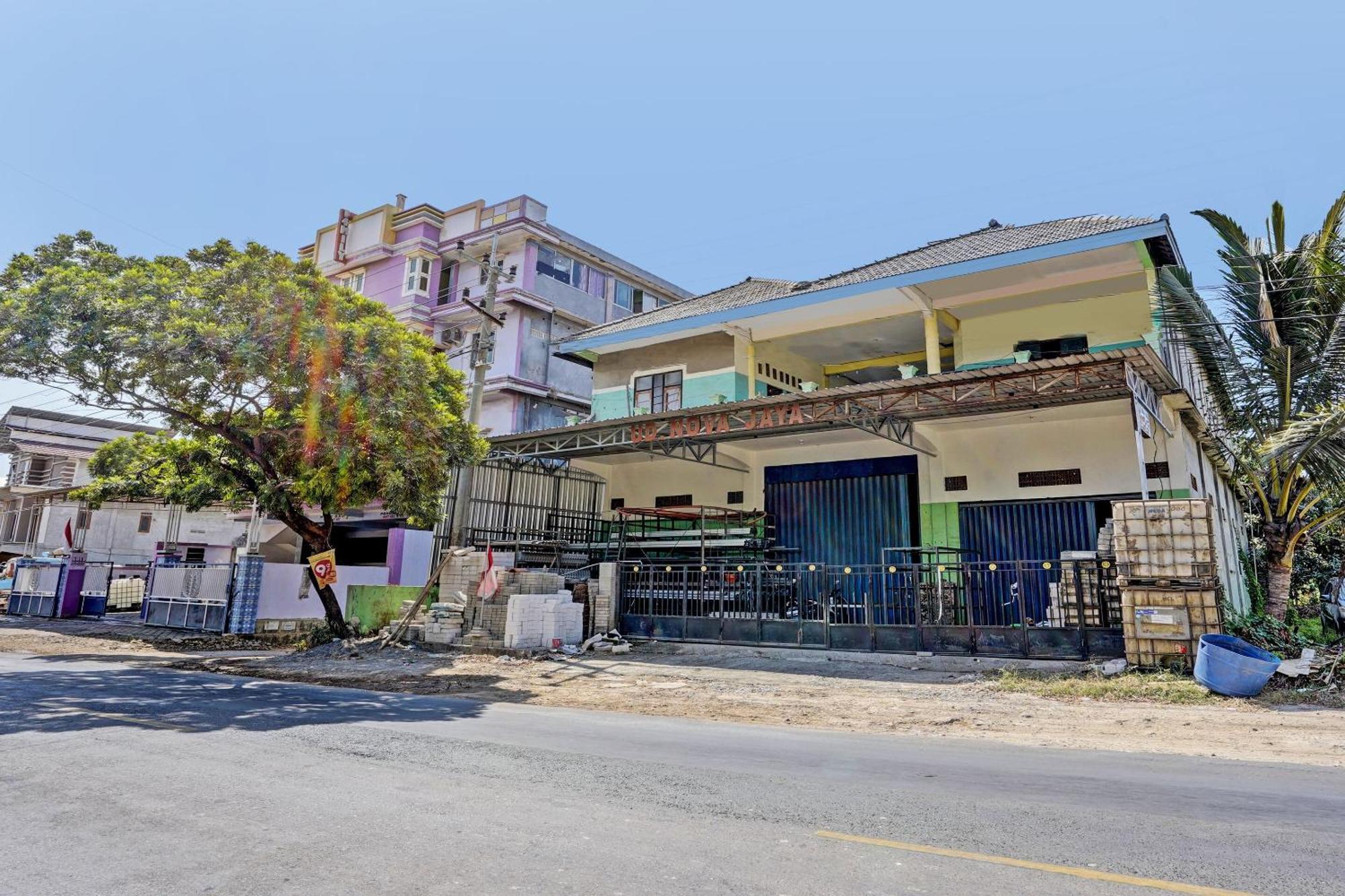 Oyo Life 93037 Nova Jaya Homestay Syariah Lamongan 外观 照片