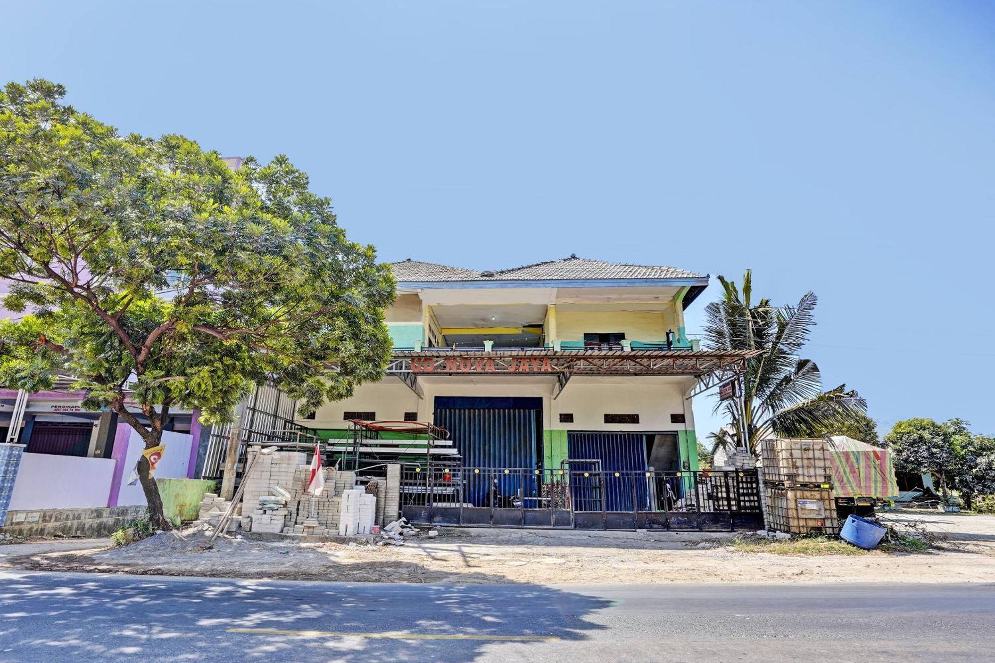 Oyo Life 93037 Nova Jaya Homestay Syariah Lamongan 外观 照片